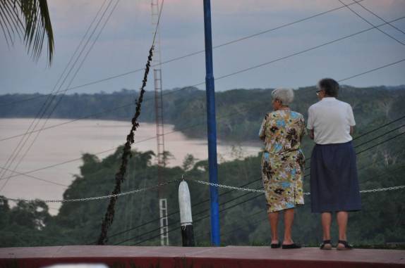 Senhoras se admiram com a bela paisagem de Puerto Maldonado, na amazônia peruana
